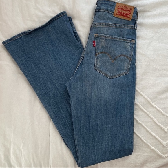 Levi’s High Waisted Flared Leg Jeans - Picture 16 of 16